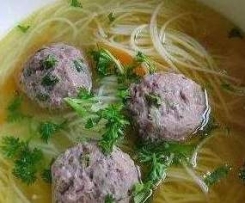 Asiatische Rettichsuppe mit Hackbällchen und Glasnudeln