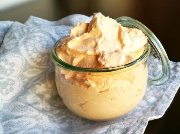 Parmesan-Dip mit Sambal Oelek