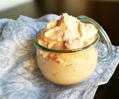 Parmesan-Dip mit Sambal Oelek