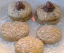 Gefüllte Haselnussplätzchen