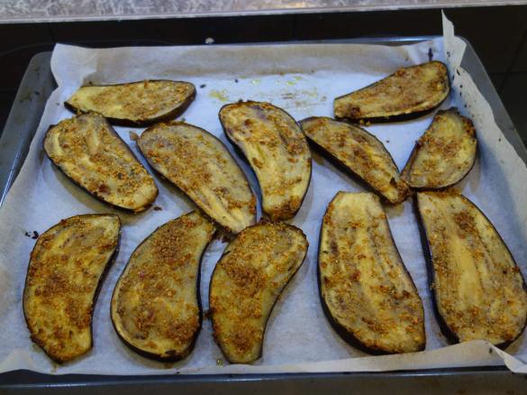 Auberginenscheiben mit Knoblauch im Backofen