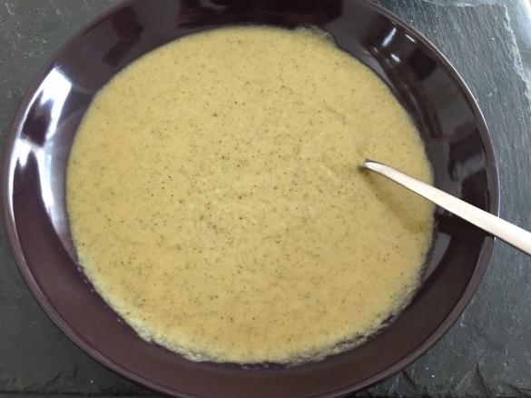 Brokkolicremesuppe mit Käse