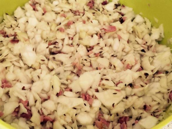 Krautsalat mit Speck und Kümmel
