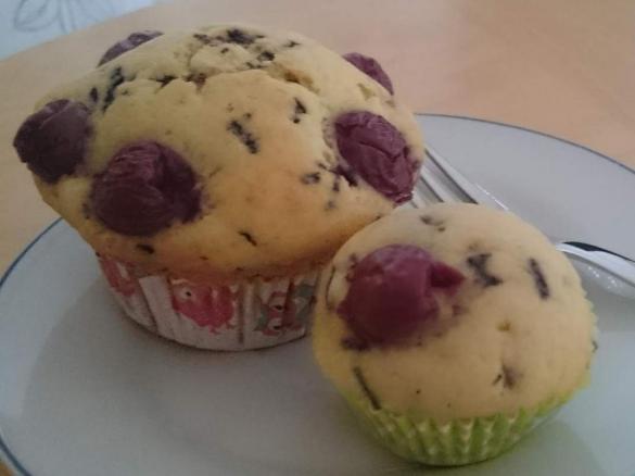 Muffins mit Kirschen und Schokostreuseln