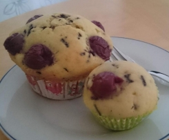 Muffins mit Kirschen und Schokostreuseln