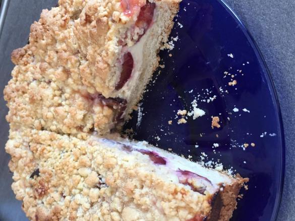 Schneller Apfel- oder Pflaumen- Quark-Streuselkuchen