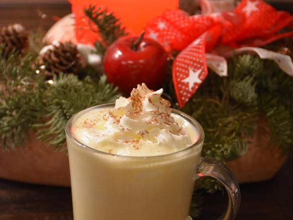 Eierpunsch mit Sahnehäubchen