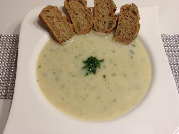 Pastinaken-Sellerie Süppchen mit Kerbelsahne