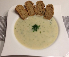 Pastinaken-Sellerie Süppchen mit Kerbelsahne