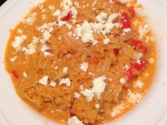 Sauerkraut-Paprika-Topf mit roten Linsen und Feta