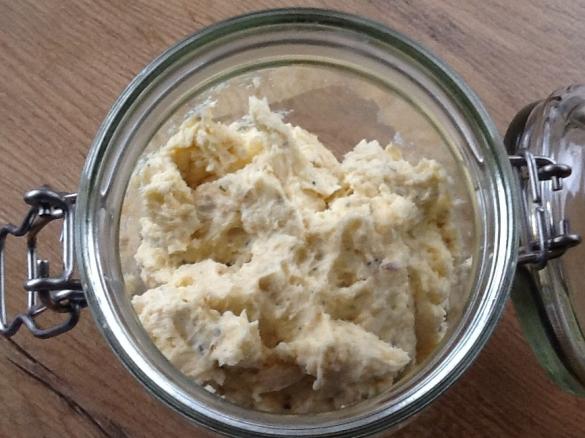 Parmesankräuterbutter