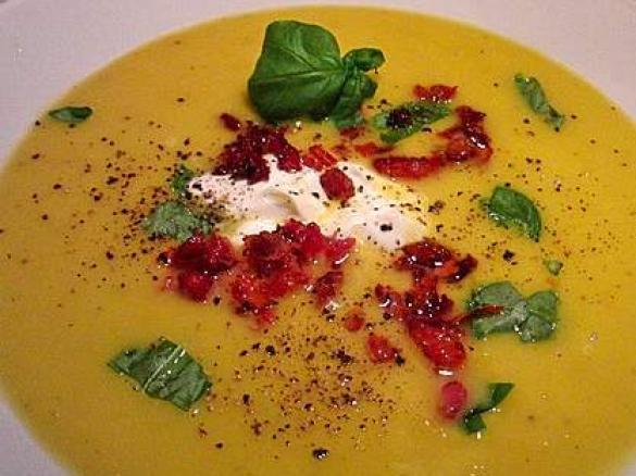 Gelbe Zucchinisuppe mit Honig Speckwürfeln