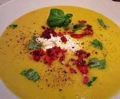 Gelbe Zucchinisuppe mit Honig Speckwürfeln