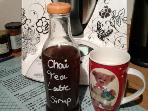 Variation von Chai-Tea-Latte-Sirup