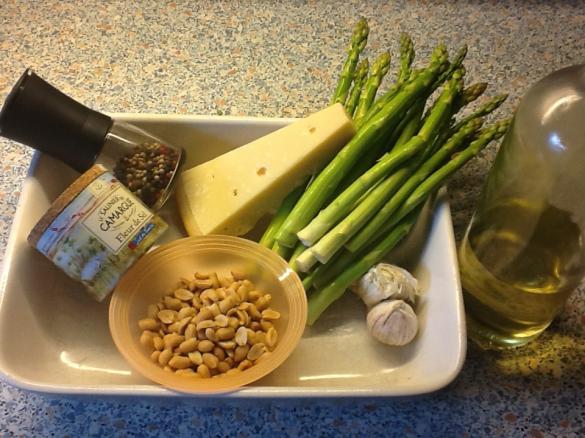 Grünes Spargelpesto