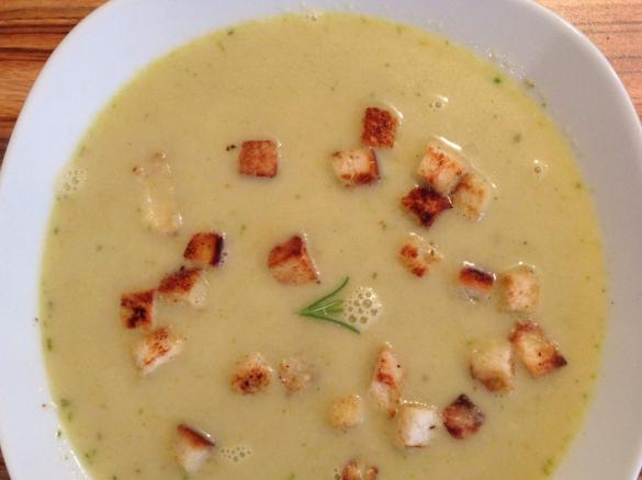 Spargelsuppe in grün