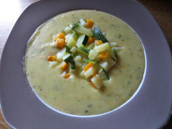 Kartoffelsuppe  mit Zuchini, Speck und Schmelzkäse