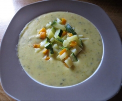 Kartoffelsuppe  mit Zuchini, Speck und Schmelzkäse