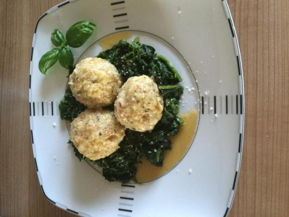 Käsenocken an Blattspinat