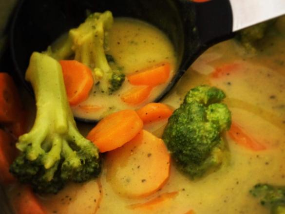 Curry Zucchini Cremesuppe mit Brokkoli und Karotten (vegan)
