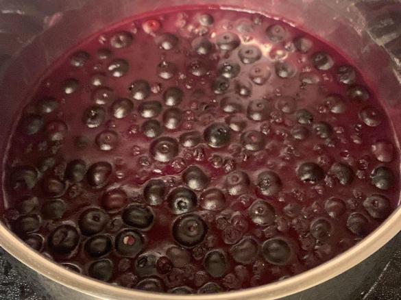 Blaubeersosse passend zu Hefeklösse oder Eis