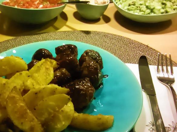 Fleischbällchen (Mini-Frikadellen) mexikanische Art mit Kartoffelspalten, Tomaten- und Avocadosalsa
