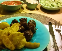 Fleischbällchen (Mini-Frikadellen) mexikanische Art mit Kartoffelspalten, Tomaten- und Avocadosalsa