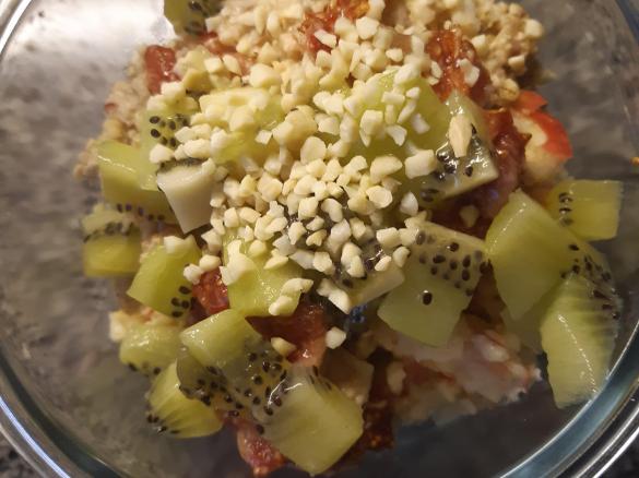 Porridge mit Haferflocken und Obst