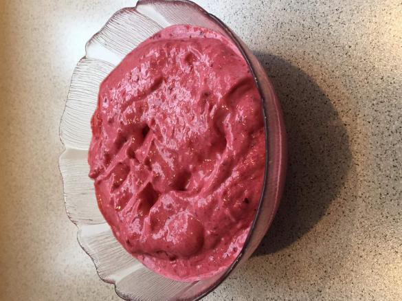 Joghurt-Sahne-Beeren-Dessert