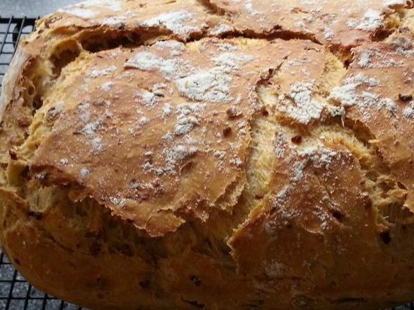 Zwiebelbrot im Bräter.