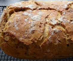 Zwiebelbrot im Bräter.