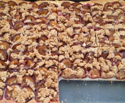 Zwetschgenkuchen vom Blech mit sensationellen Nuss-Zimt-Streuseln