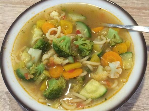 schnelle Gemüsesuppe mit Nudeln