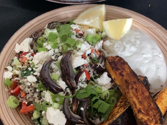 Honig-Harissa-Aubergine aus dem Ofen mit Quinoa Salat