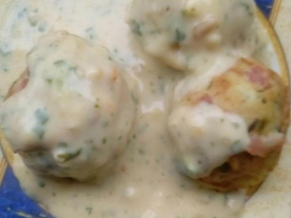 Hüttenknödel mit Zwiebelsosse