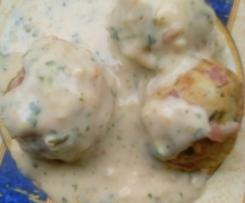 Hüttenknödel mit Zwiebelsosse