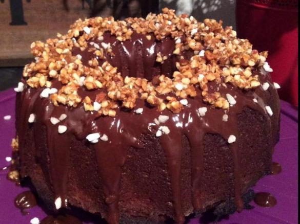 Nusskuchen mit Haselnusskrokant