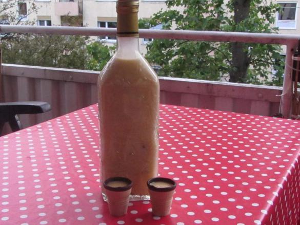Eierlikör mit Mirabellenschnaps
