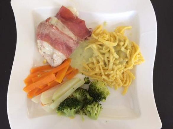 Gefüllte Putenminutensteak mit Gemüse, Reis und heller Sauce