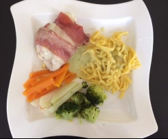 Gefüllte Putenminutensteak mit Gemüse, Reis und heller Sauce