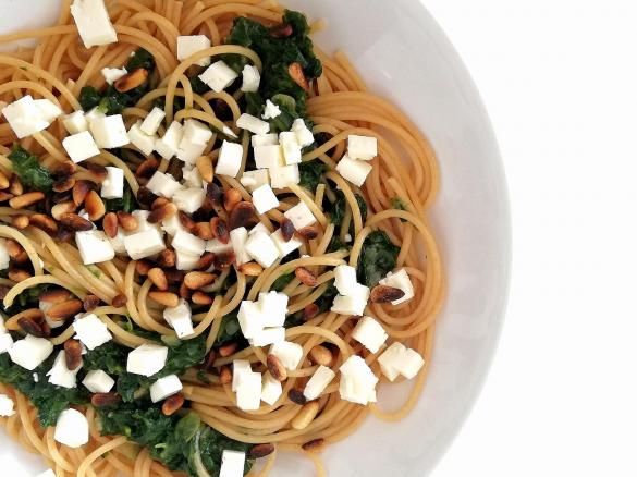Spaghetti mit Schafskäse und Spinat