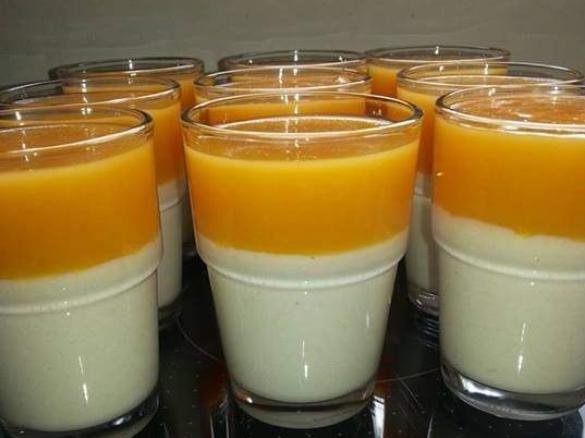 Kokos-Grieß-Dessert mit gelber Grütze