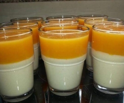 Kokos-Grieß-Dessert mit gelber Grütze