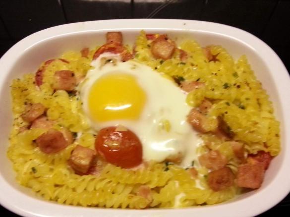 Nudelauflauf mit Leberkäse und Spiegelei