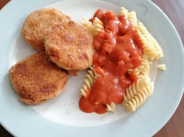 DDR Jägerschnitzel mit Nudeln und Tomatensoße