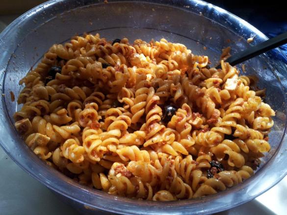 Griechischer Nudelsalat