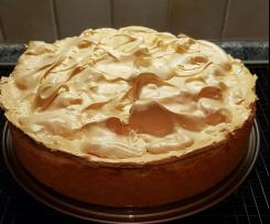 Rhabarberkuchen mit Baiser und Goldtröpfchen (bilden sich, wenn der Kuchen kalt ist)