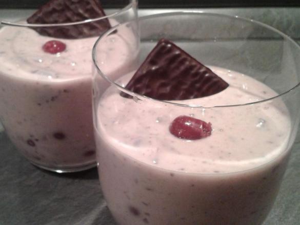 After-Eight-Quarkcreme mit Kirschen