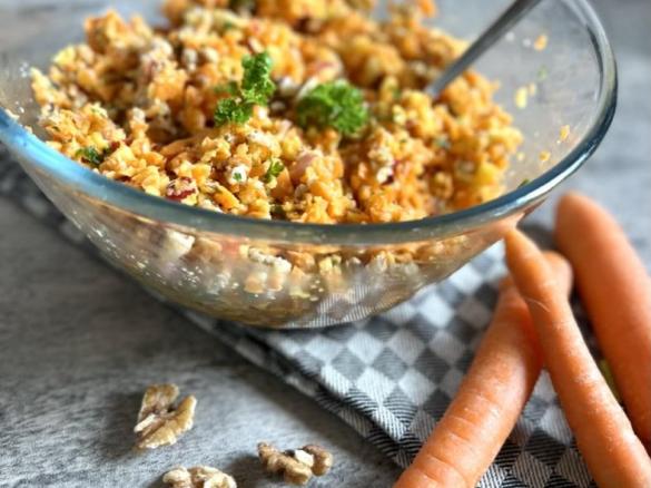Knackiger Möhrensalat mit Walnüsse