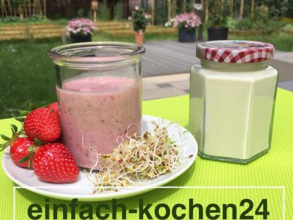 Vegan, Natur Soja-Joghurt, Joghurt mir Erdbeeren und Alfalfa Sprossen